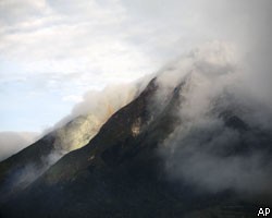 Вслед за цунами в Индонезии началось извержение вулкана