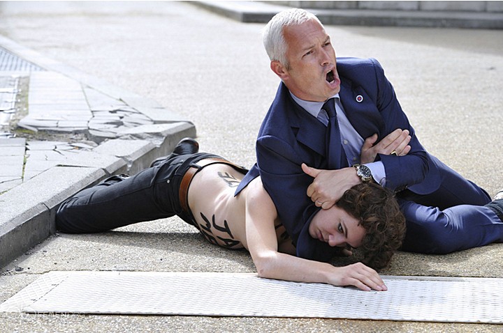 Активистки FEMEN обнажились перед премьером Туниса в Брюсселе