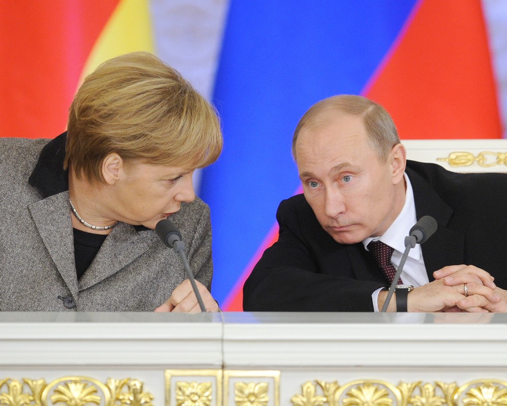 Президент России Владимир Путин и канцлер ФРГ Ангела Меркель(справа налево)