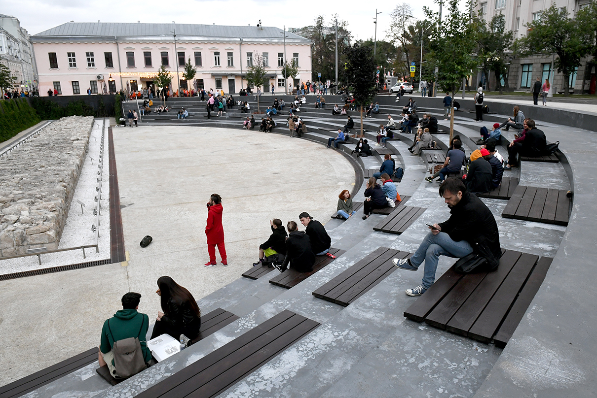 Горожане на территории общественного пространства &laquo;Яма&raquo; на Хохловской площади