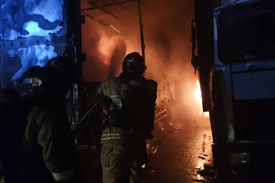 МЧС опубликовало фото пожара на складе в Москве