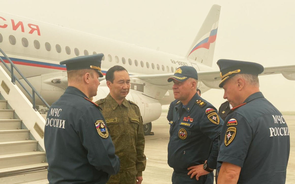 Приехавший в Якутию глава МЧС оценил ситуацию с пожарами