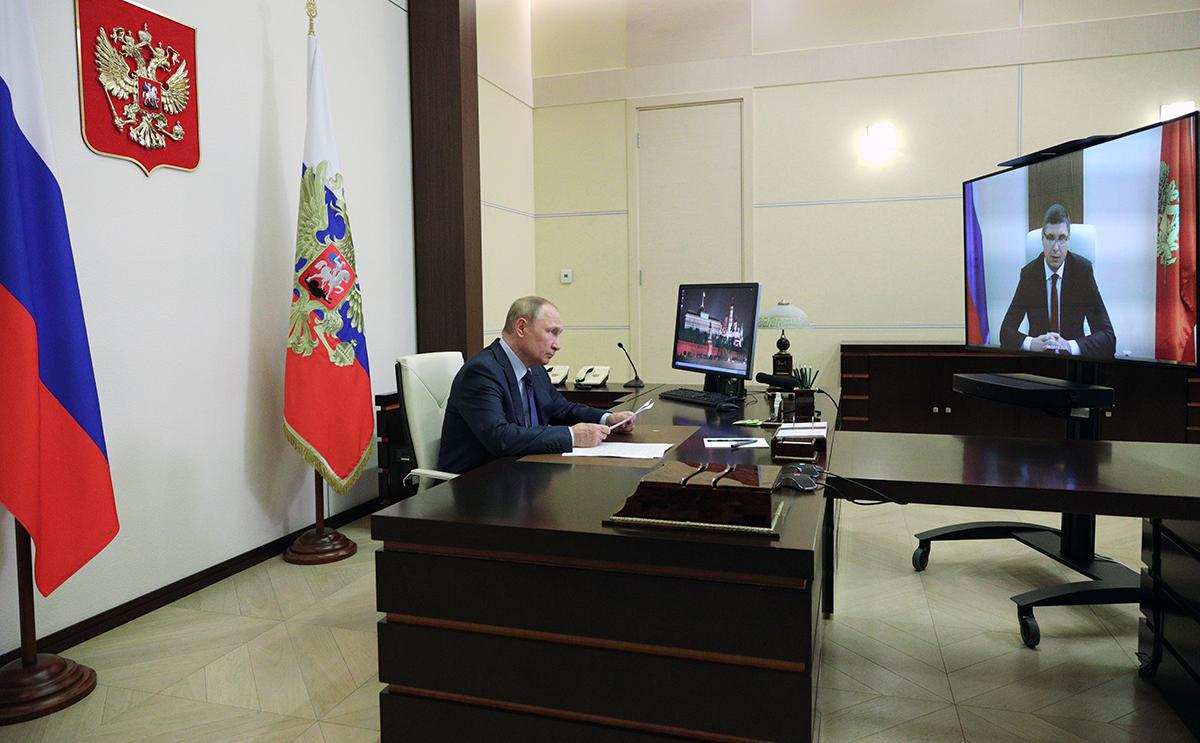 Владимир Путин во время видеоконференции с врио губернатора Владимирской области Александром Авдеевым