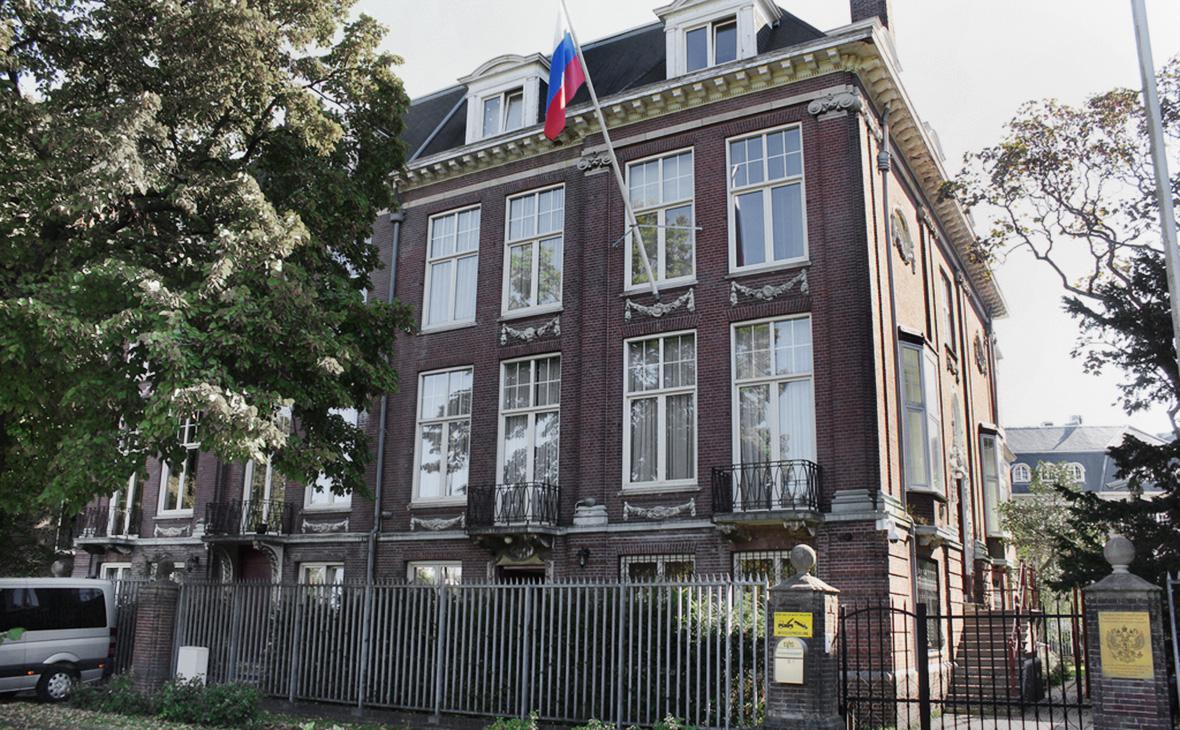 Нидерланды решили выслать из страны несколько российских дипломатов"/>













