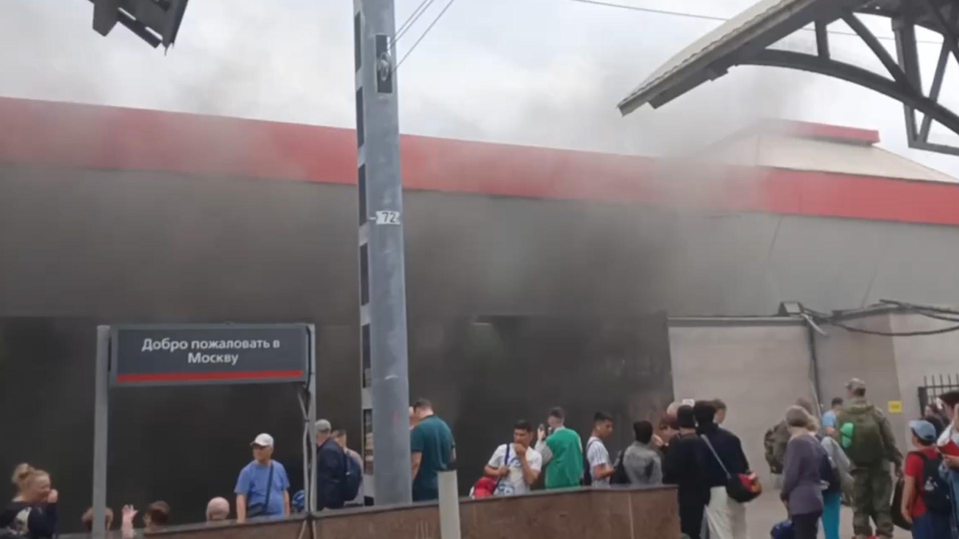 У входа в Ленинградский вокзал произошел пожар