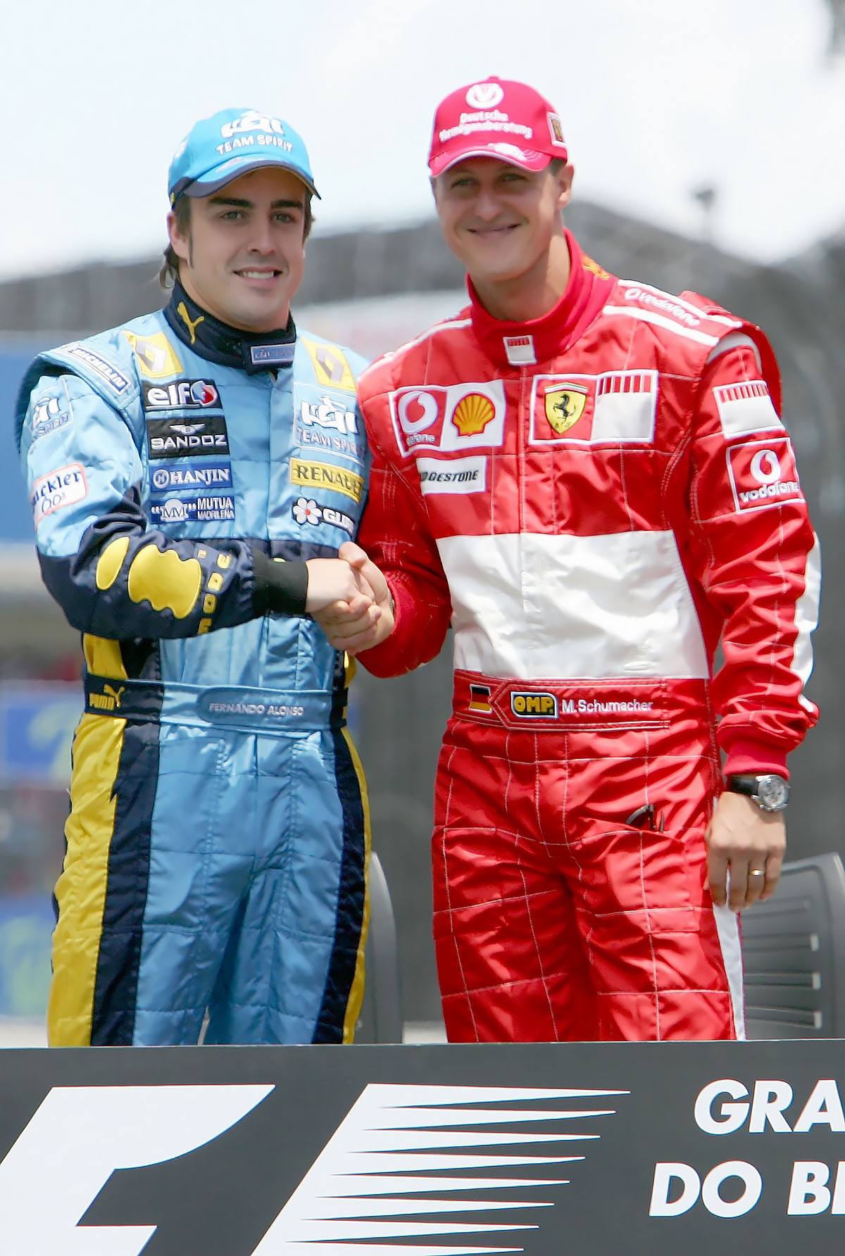 Михаэль Шумахер и Фернандо Алонсо перед стартом Гран-при Бразилии &laquo;Формулы-1&raquo; на автодроме &laquo;Интерлагос&raquo;. Сан-Паулу, 22 октября 2006 года