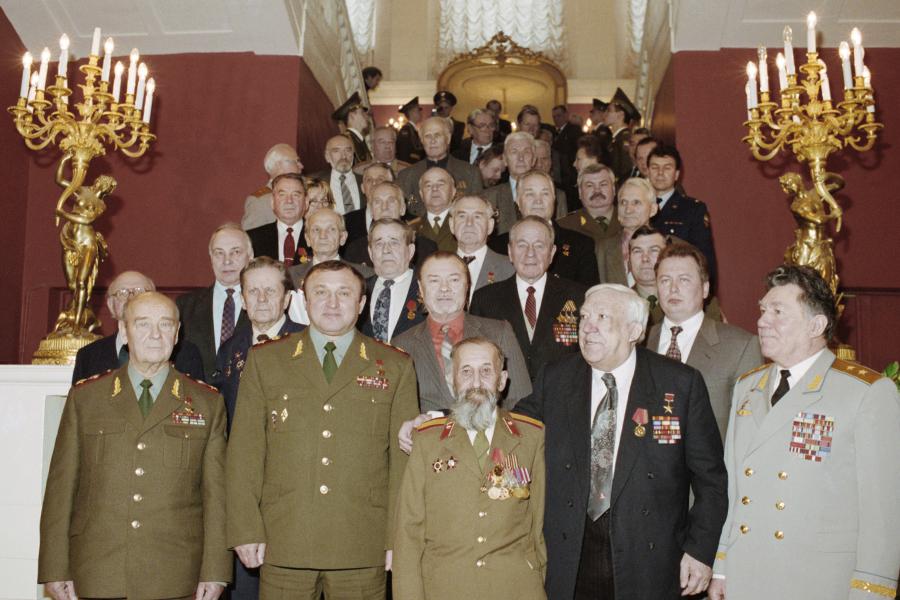 Герой Советского Союза бывший министр обороны СССР маршал Советского Союза Сергей Соколов, Герой Советского Союза министр обороны России генерал армии Павел Грачев, бывший разведчик 111-й отдельной разведывательной роты 74-й стрелковой дивизии старшина Иван Гераськин и Юрий Никулин (слева направо на первом плане) по окончании церемонии вручения медалей Жукова группе ветеранов Великой Отечественной войны, Героев Советского Союза и полных кавалеров ордена Славы, 1996 год