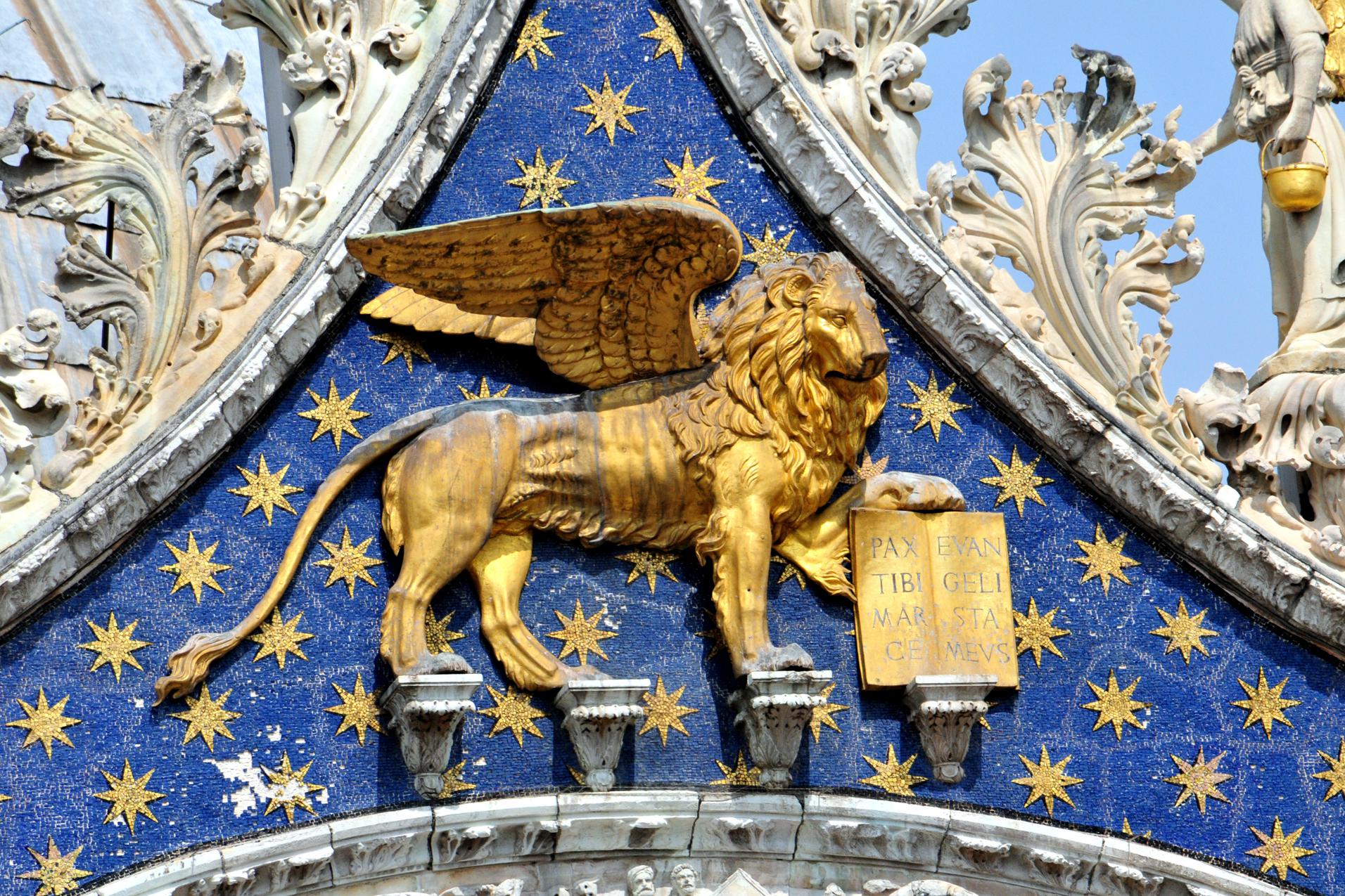 Лев Святого Марка на фасаде собора Святого Марка в Венеции