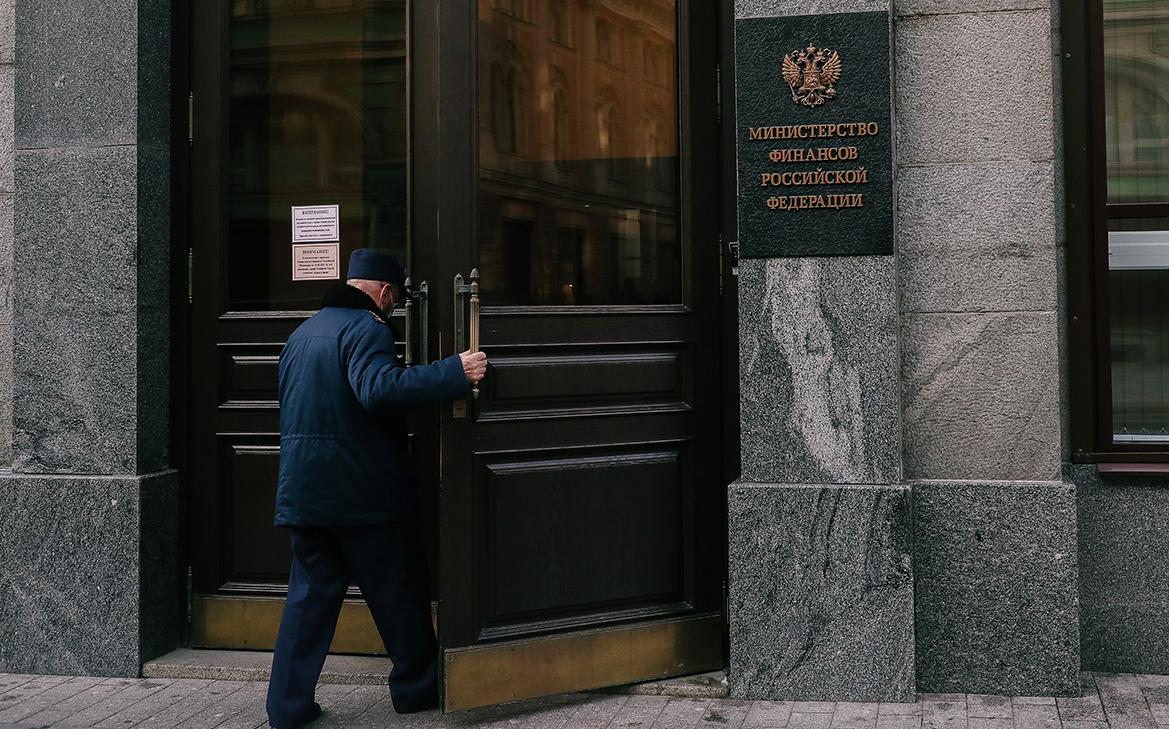 Минфин в ноябре продаст валюты и золота на 100 млн руб.