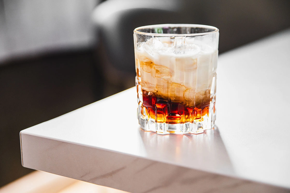 В White Russian важно использовать жирные сливки, чтобы получить необходимую плотность напитка