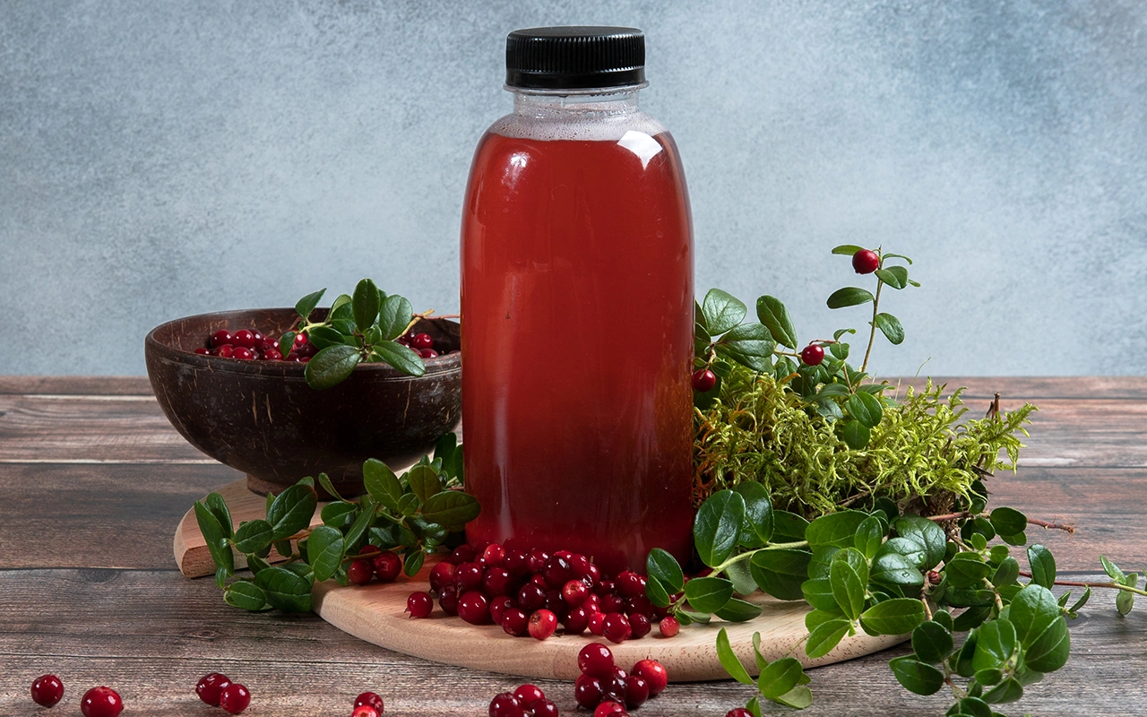 Компот из замороженной клюквы получится практически таким же, как из свежей. Разница заметна скорее в текстуре самих ягод: после морозилки они быстрее лопаются и интенсивнее окрашивают воду