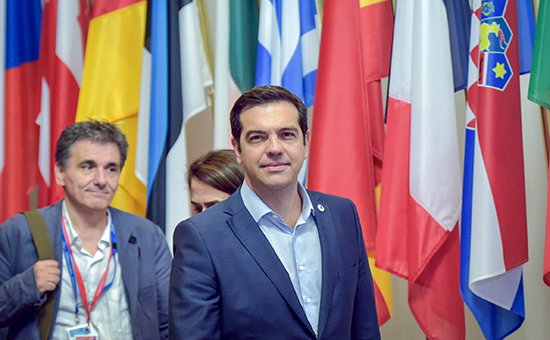 Премьер-министр Греции Алексис Ципрас ​​покидает&nbsp;саммит лидеров еврозоны в Брюсселе