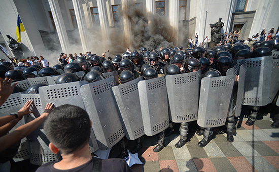 Участники протестных акций у здания Верховной рады в Киеве во время столкновений с сотрудниками правоохранительных органов