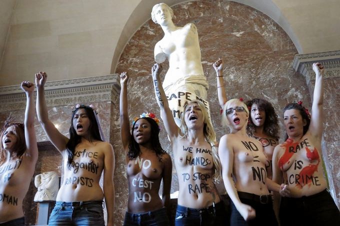 Активистки FEMEN "оккупировали" статую Венеры Милосской в Париже