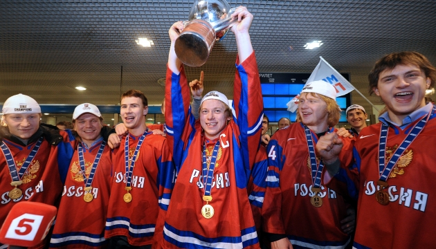 Российские хоккеисты триумфально вернулись на родину