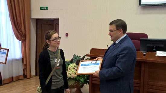 Заместитель мэра Михаил Ананьин вручил главный приз Наде Цикиной