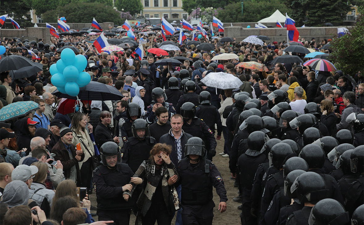 Во время акции 12 июня в Санкт-Петербурге