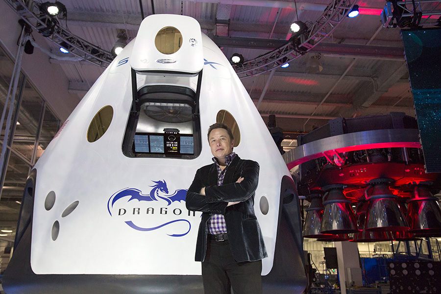 Илон Маск рядом с космическим кораблем&nbsp;Dragon V2