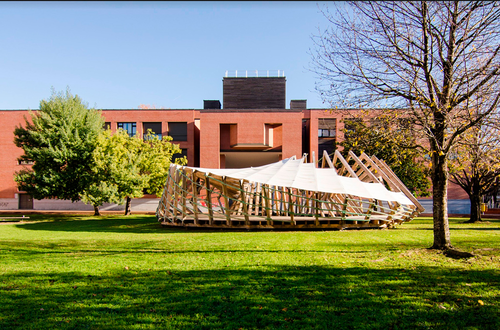 
	Название проекта: M&ouml;bius Pavilion
	Какой вуз представляет: UPV-EHU Universidad del Pa&iacute;s Vasco, Испания


Павильон из деревянных рамок в форме ленты Мёбиуса
