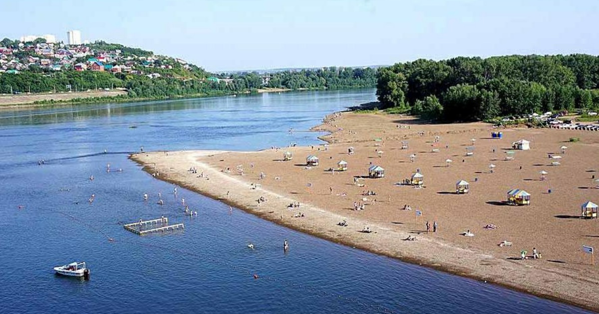 Красивый городской пляж