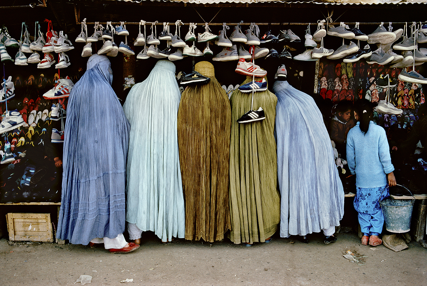 Стив МакКарри. Женщины в магазине обуви. Кабул, Афганистан, 1992
