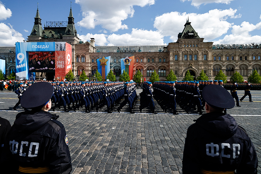 В параде на Красной площади в Москве&nbsp;приняли&nbsp;участие 125 единиц техники и около 10 тыс. военных, в том числе участники военной операции на Украине. Он прошел без авиационной части