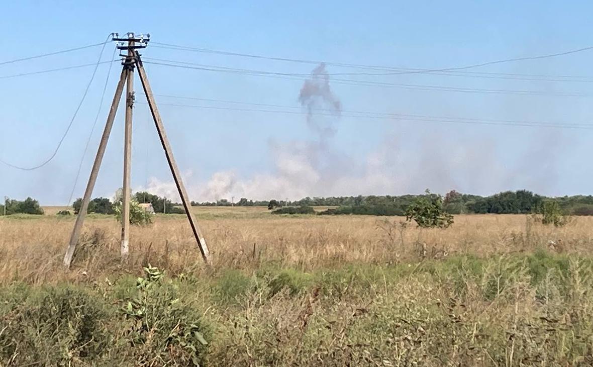 Дым от пожаров на линии боевого соприкосновения в селе Работино Запорожской области