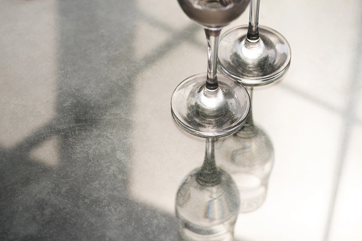 Эффект осведомленности распространяется и на брендинг: если дегустатор пьет вино из бокала «премиального бренда» (и знает об этом), то и само вино будет оценено выше