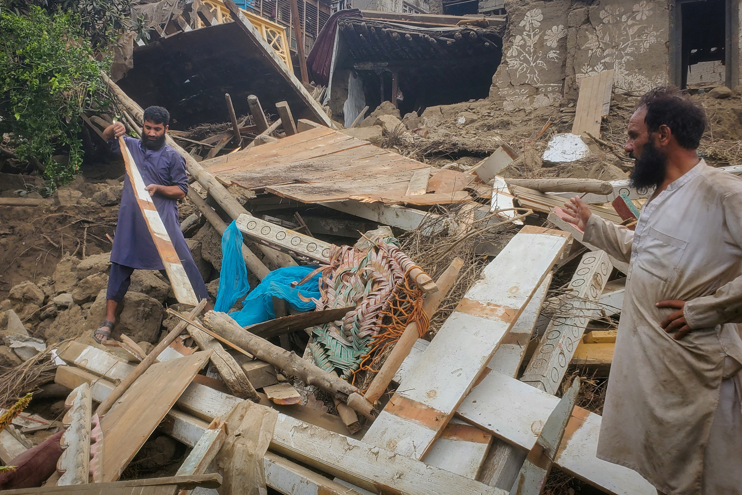 Вывозить пострадавших приходится в том числе на вертолетах.

