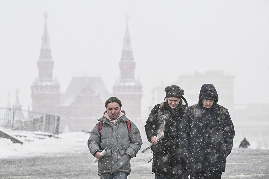 Из-за непогоды в московских аэропортах задержали десятки рейсов. В пресс-службе Внуково&nbsp;пояснили РБК, что переносы связаны с противообледенительной обработкой&nbsp;самолетов и очисткой взлетно-посадочных полос от снега.