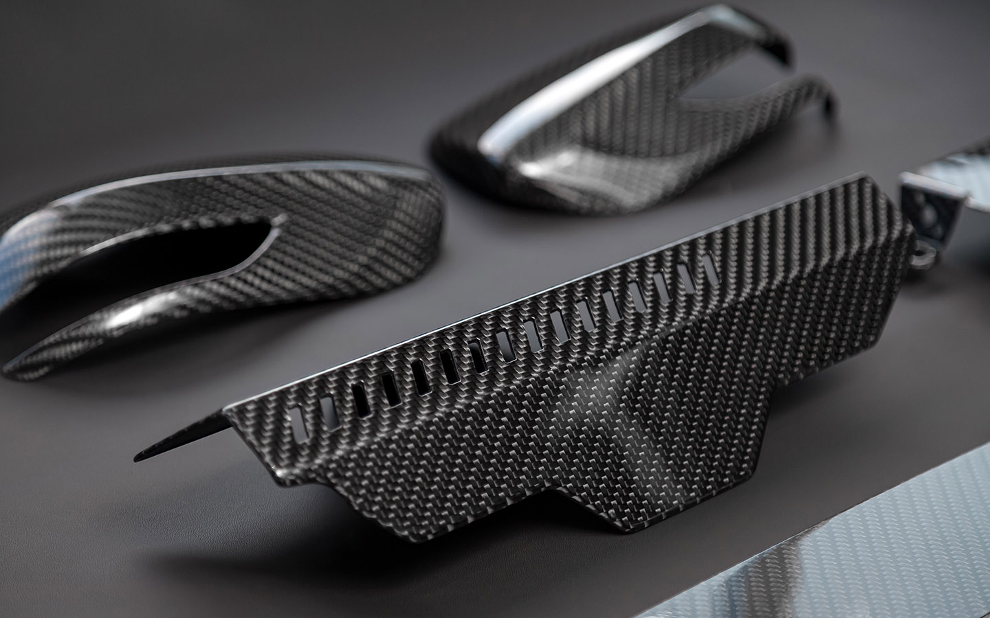 Классический углепластик легко узнать по характерному узору переплетенных нитей &mdash; чаще всего это диагональная &laquo;елочка&raquo; или шахматное плетение