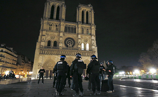 Полицейский патруль у&nbsp;Собора Парижской Богоматери в Париже, Франция