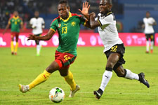 Нападающий сборной Камеруна Кристиан Бассогог (слева) против ганского полузащитника Фрэнка Ачеампонга в матче Кубка Африки