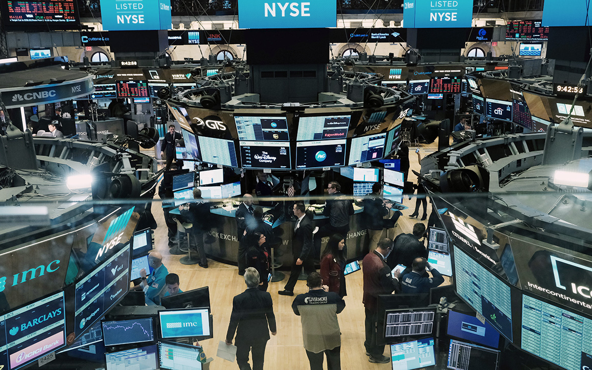 Торги на биржах в США приостановили после открытия резким падением