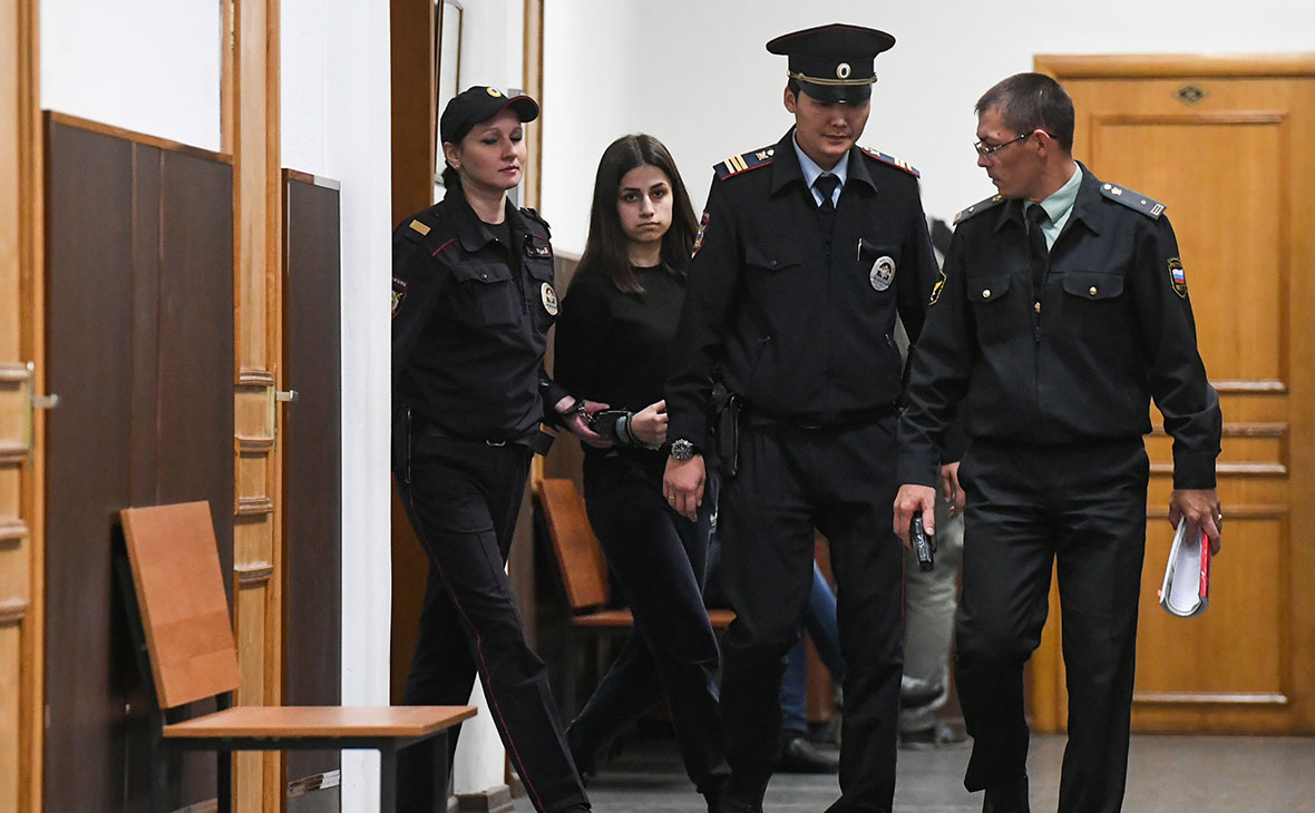 Хачатурян Ангелина (вторая слева), обвиняемая в соучастии в жестоком убийстве своего отца