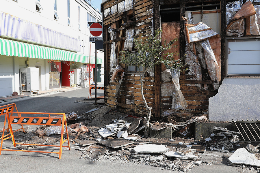 Поврежденное здание после землетрясения в городе Сома, префектура Фукусима.&nbsp;



&nbsp;&nbsp;









