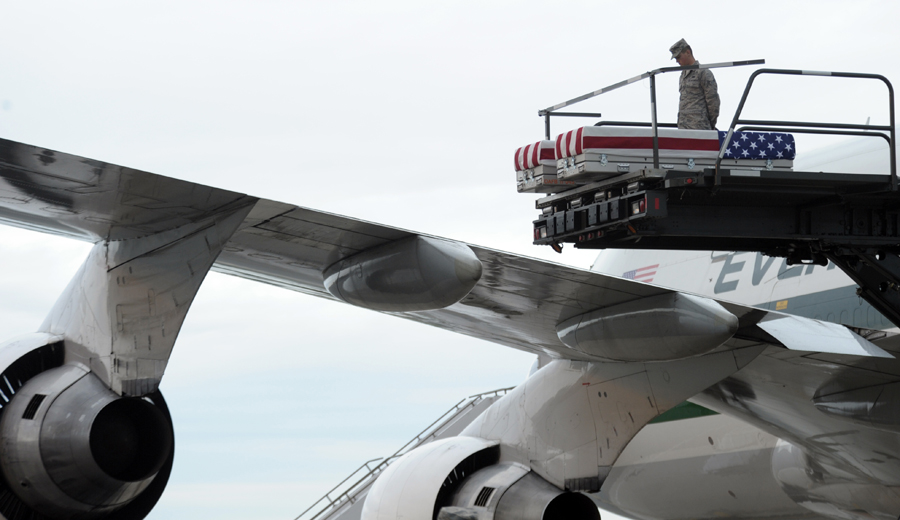 8 октября 2012 года. Военные ожидают спуска с грузового самолета после прибытия на базу ВВС Довер, американский штат Делавэр