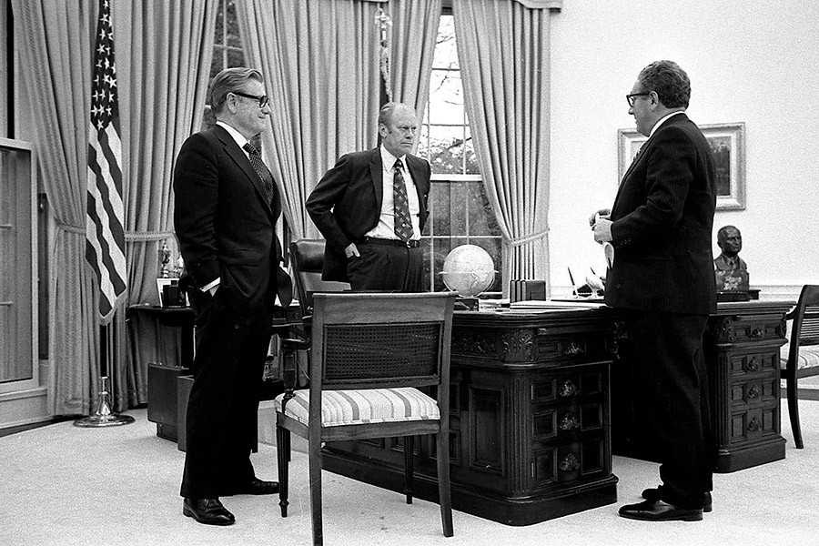 На фото слева направо:  вице-президент Нельсон Рокфеллер, президент США Джеральд Форд и Генри Киссинджер в Овальном кабинете Белого дома обсуждают ситуацию в Сайгоне (столица Южного Вьетнама с 1955 по 1975 год), 28 апреля 1975 года.

В марте&mdash;апреле 1975 года происходила самая крупная наземная кампания Вьетнамской войны, проводившаяся силами северовьетнамской армии,&nbsp;&mdash; Весеннее наступление. Северовьетнамская армия заняла большую часть территории Южного Вьетнама, включая столицу страны Сайгон, что стало завершением Вьетнамской войны. В апреле 1975 года США начали операцию &laquo;Порывистый ветер&raquo;&nbsp;&mdash; эвакуацию своего дипломатического персонала из Сайгона воздушным путем.

Генри Киссинджер был назначен на пост госсекретаря США в 1973 году. После Уотергейтского скандала (1972&ndash;1974 годы) и отставки Никсона сохранил свой пост и остался советником президента Форда.

В конце 2002 года Киссинджер в течение двух с половиной недель возглавлял Комиссию по расследованию терактов 11 сентября