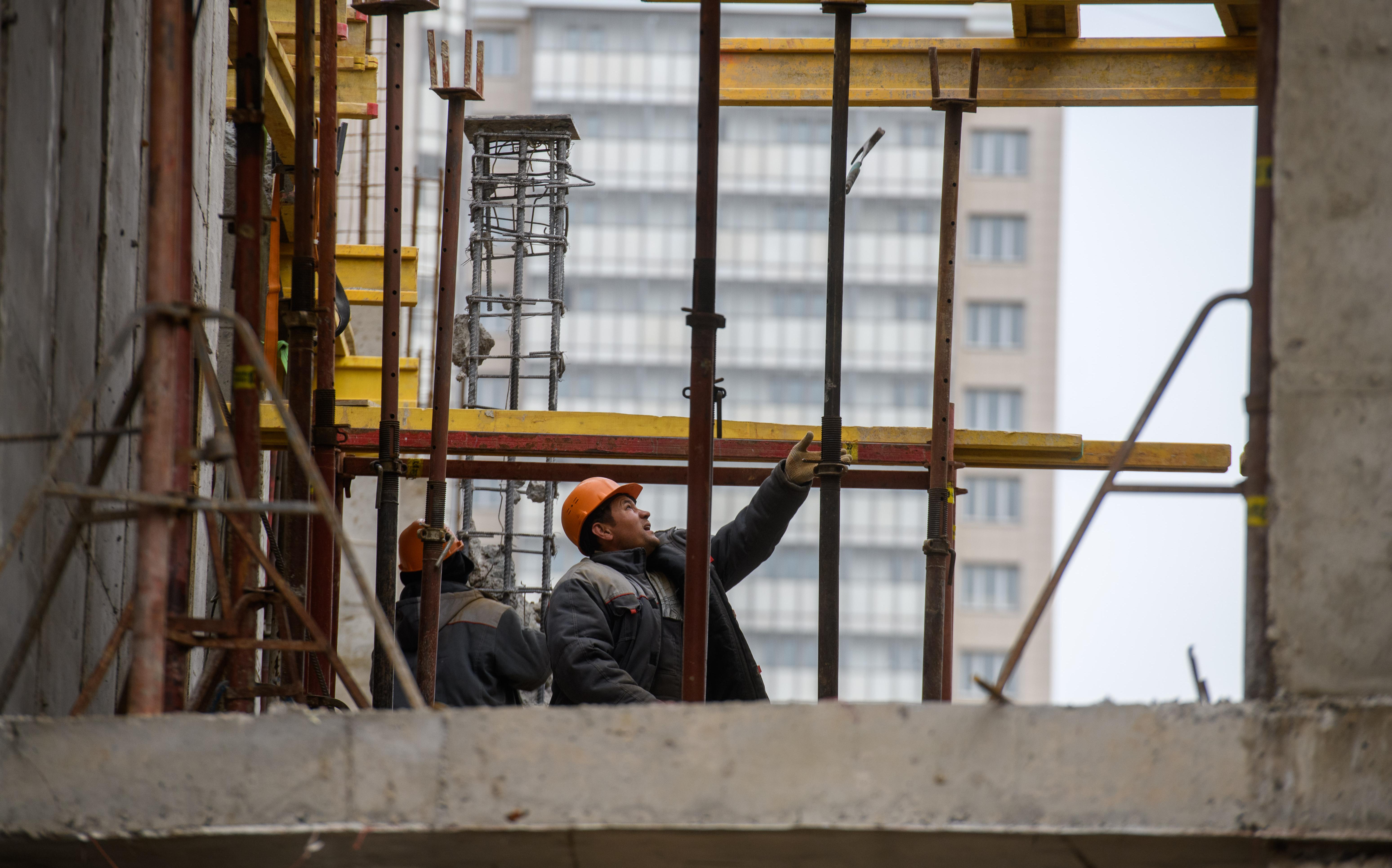 В Минстрое из-за нехватки строителей предложили привлекать безработных