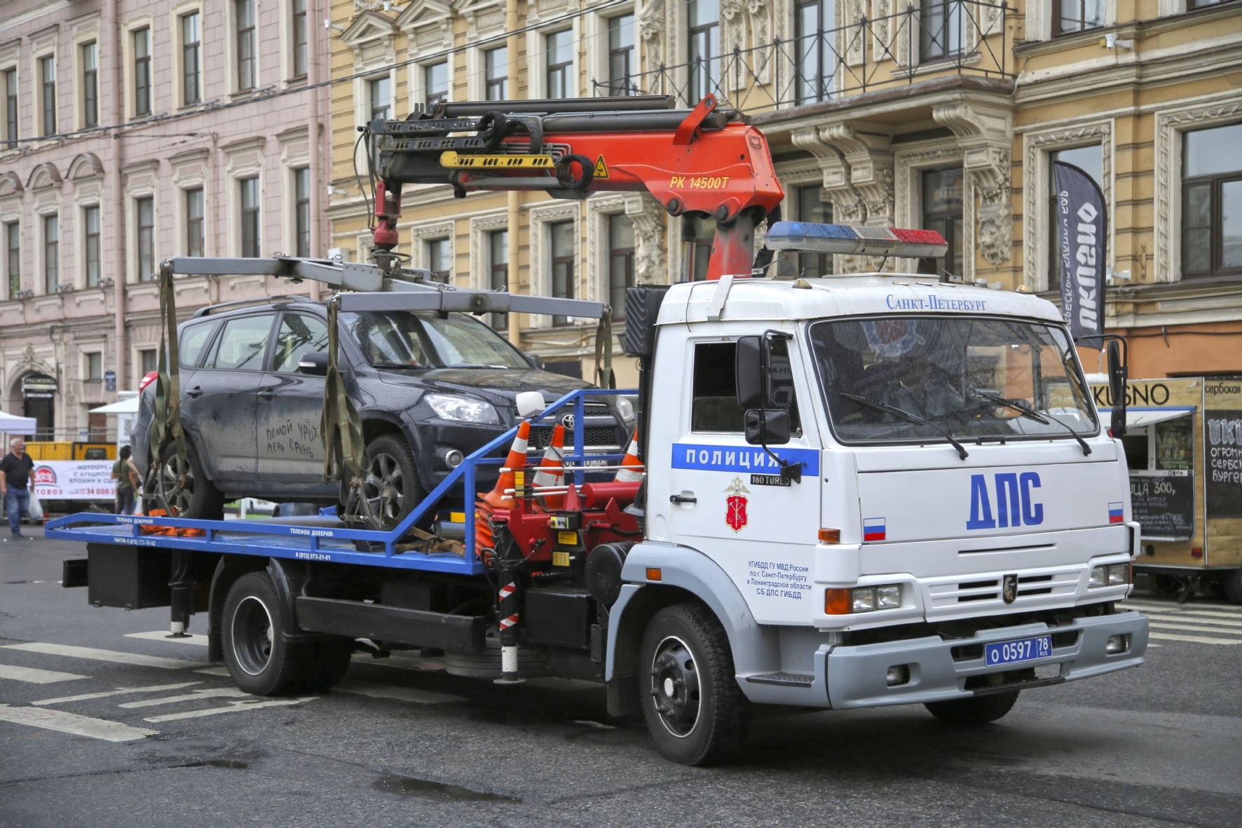 В Смольном объяснили эвакуацию машин без номеров с платных парковок — РБК