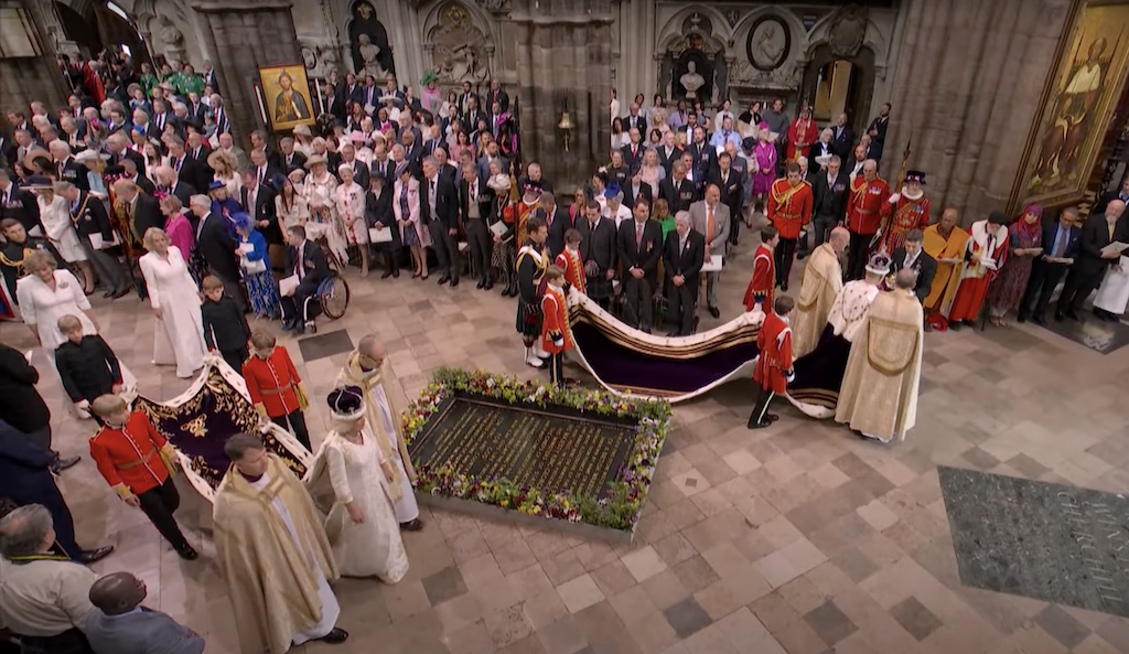<p>Мантии Карла III и королевы Камиллы после церемонии коронации&nbsp;</p>