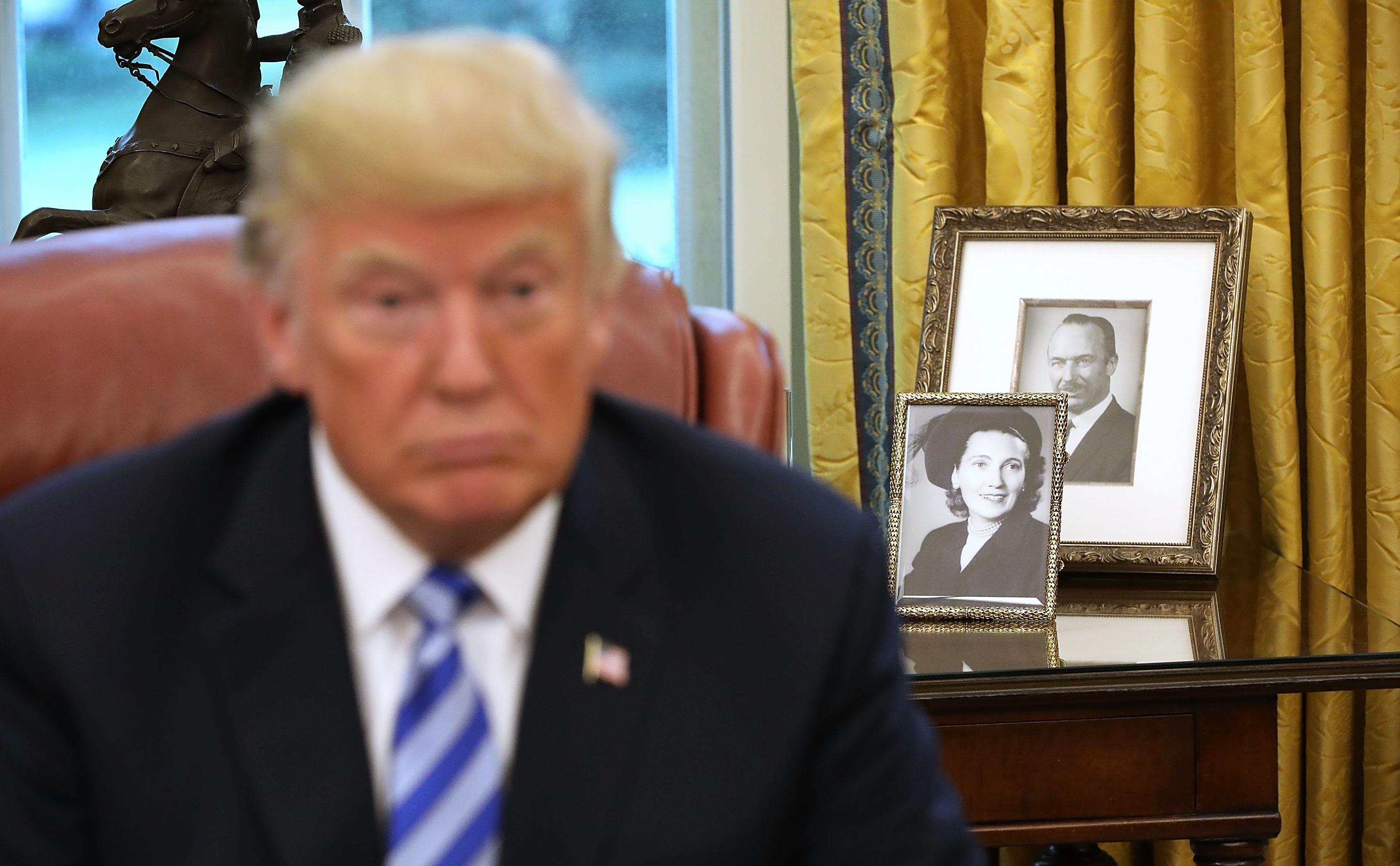 Дональд Трамп рядом с портретами родителей