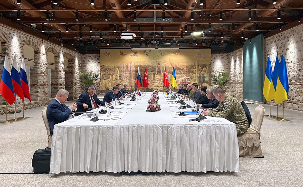 Участники российско-украинских переговоров во дворце Долмабахче в 2022 году