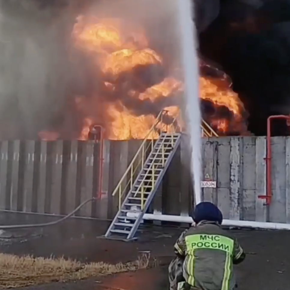 Нефтяной резервуар на 5 тыс. куб. м загорелся в Азове после атаки дронов