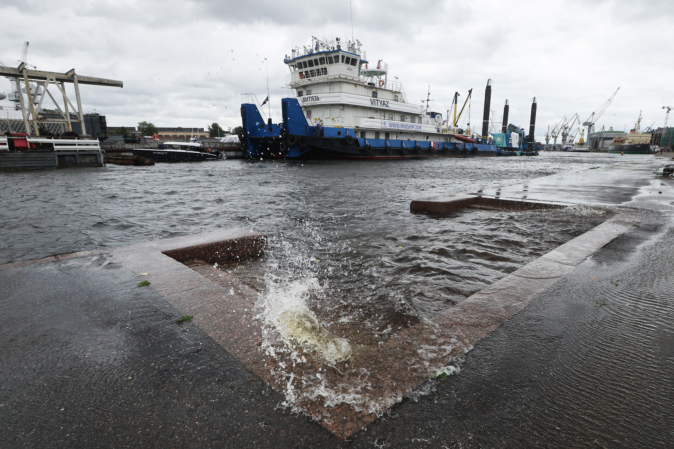 Хотя нынешний подъем воды является нетипичным, петербуржцам не стоит опасаться повторения разрушительного наводнения 1824 года, поскольку построенная в 2010 году дамба защищает город, заявил научный руководитель Гидрометцентра России Роман Вильфанд.

&laquo;Если&nbsp;бы не было дамбы, это была&nbsp;бы действительно настоящая проблема, но было своевременное предупреждение, и дамбу перекрыли. Интенсивные осадки и ветер привели к тому, что некоторые улицы оказались подтопленными, но сейчас ситуация нормализуется&raquo;,&nbsp;&mdash; пояснил он.