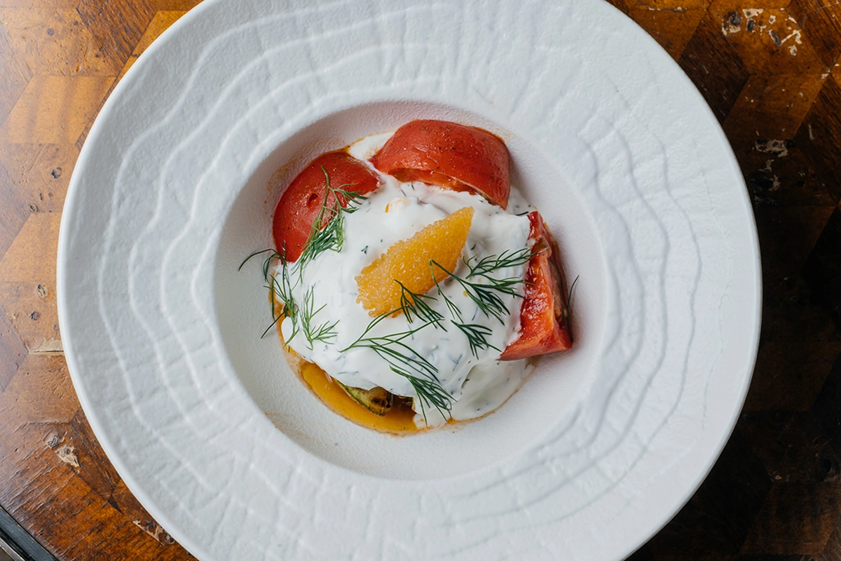 Жареный кабачок с помидорами, сметаной, чесноком и щучьей икрой