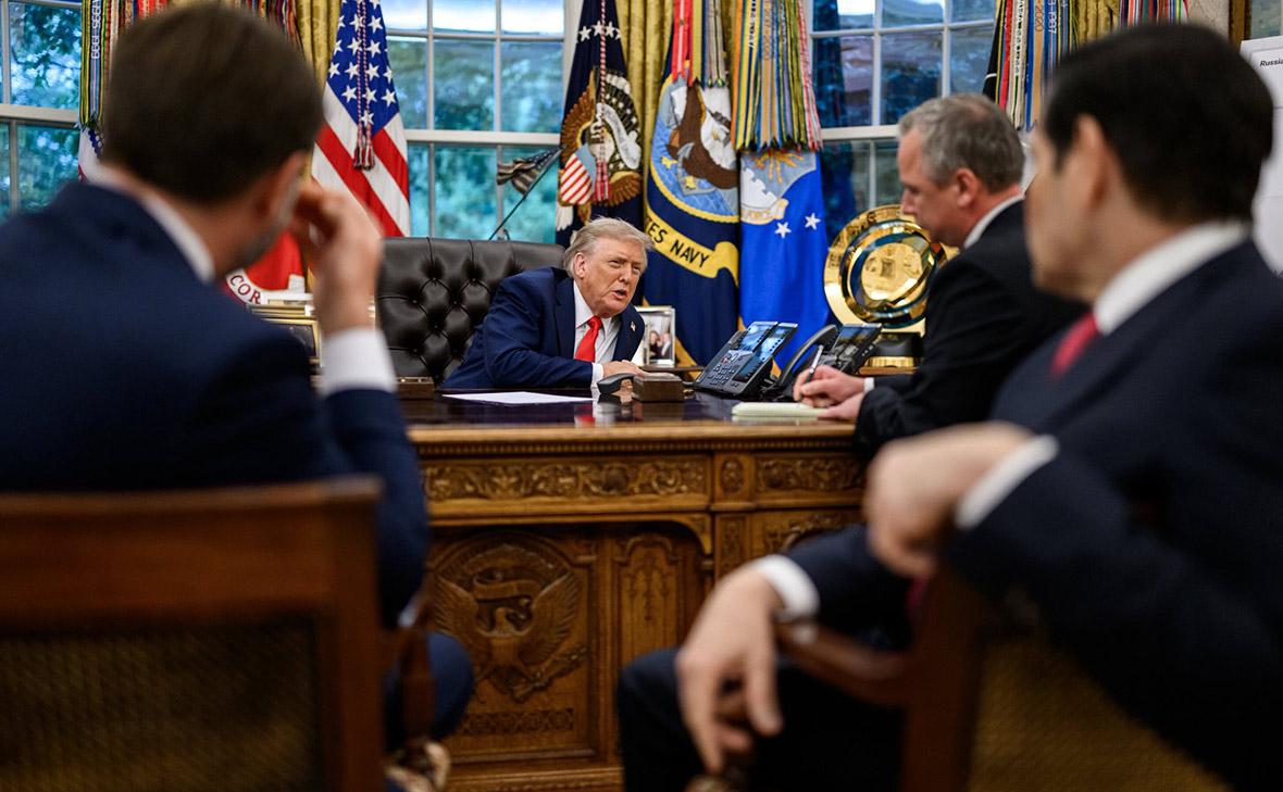 Дональд Трамп во время телефонного разговора с Владимиром Путиным