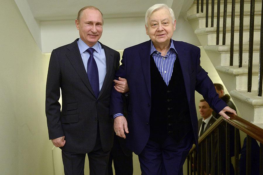 Владимир Путин и&nbsp;Олег Табаков перед началом торжественного вечера, посвященного открытию Года литературы в МХТ имени А.П.Чехова, 2015 год