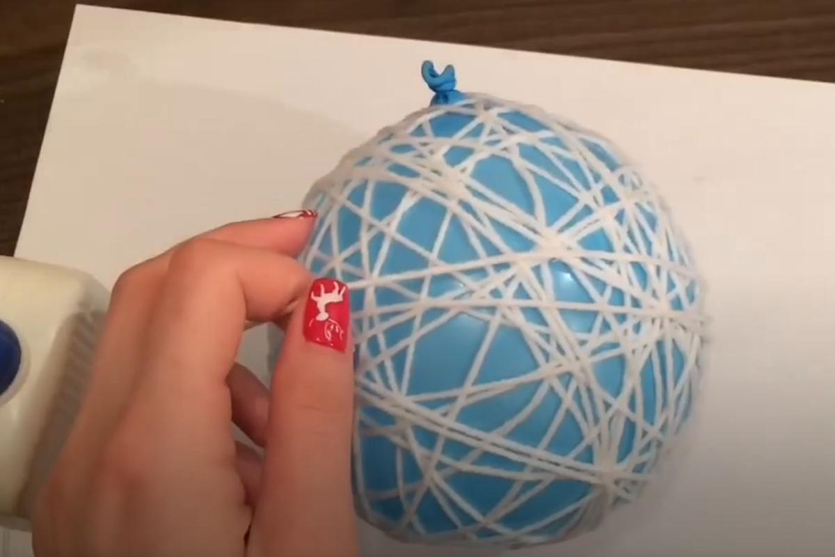 Как сделать новогодний шар из ниток