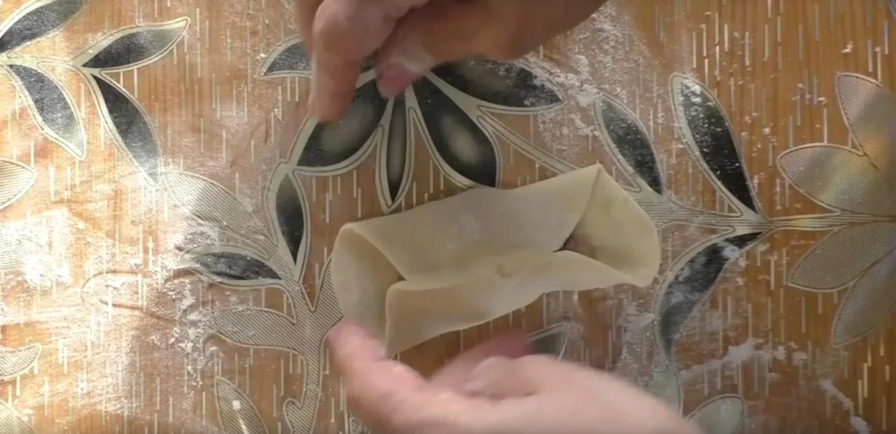 Защипните тесто, сформировав шов